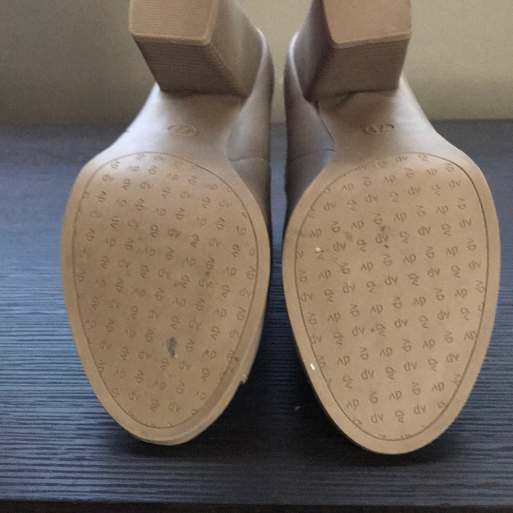 Shoes - Picture 4 of 4